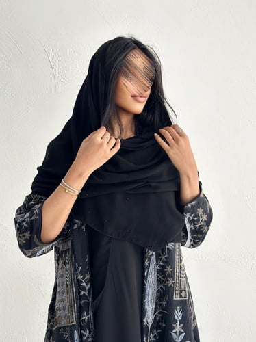 عبايه تطريز ورد مع فصوص منثورة