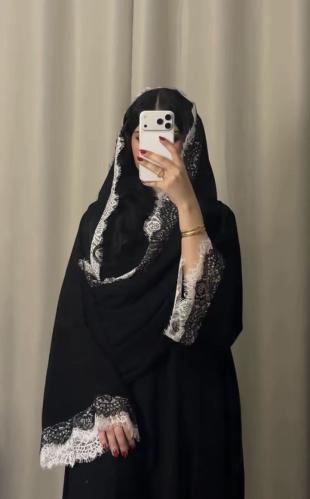 عبايه دانتيل بلونين