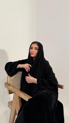 عبايه بكريستال اسود