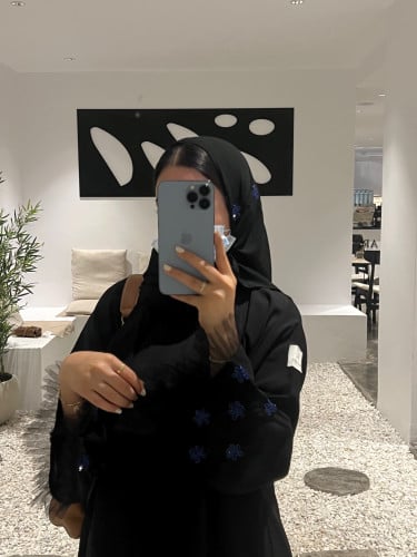 عباية بأكمام ورد نيلي وأطراف تل
