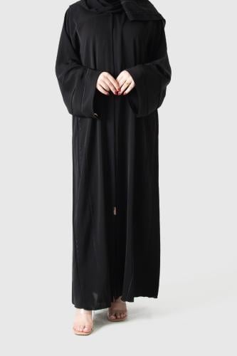 عباية ناعمة مزينة بتطريز خطوط طولية ناعمة