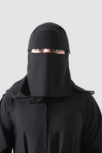 نقاب قصير بغطاء على العين