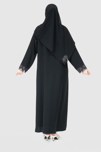 عباية ناعمة بتطريز يدوي على الاكمام