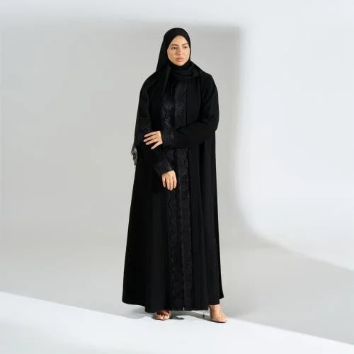 عباية من قماش الكريب مقلم مع الدانتيل