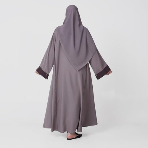 عباية لف حريرية بلون لحمي مطعّم بالبني الدافئ