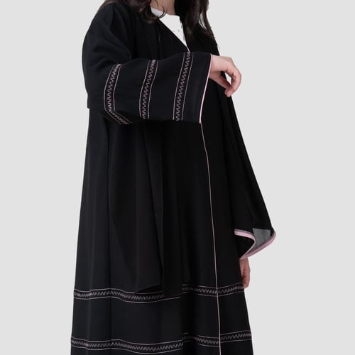 عباية بناتي من الكريب مزينة بخطوط ناعمة