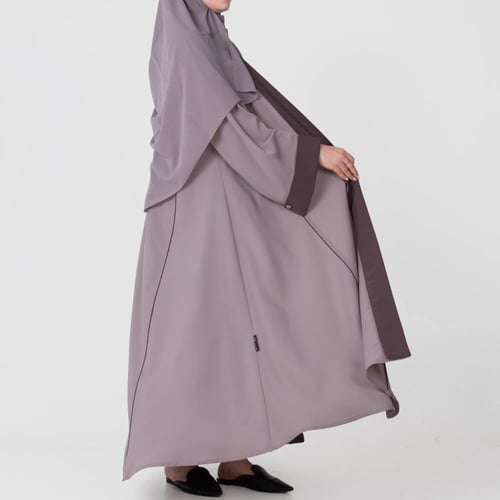 عباية لف حريرية بلون لحمي مطعّم بالبني الدافئ