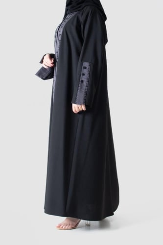 عباية من الكريب مطرزة