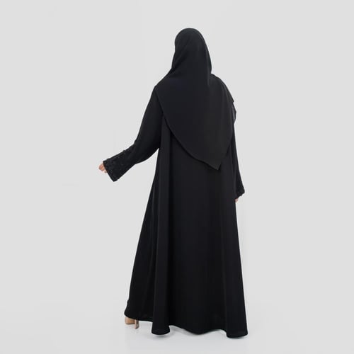 عباية من الكريب الفاخر مزينة بتطريز على الاكمام