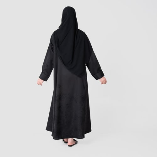 عباية لف حريرية ناعمة باللون الأسود وتطريز أنيق