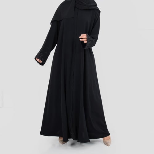 عباية من الكريب الفاخر مزينة بتطريز على الاكمام