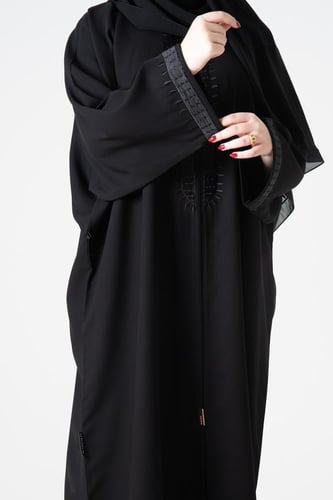 عباية بشت من قماش الكريب مطرزة