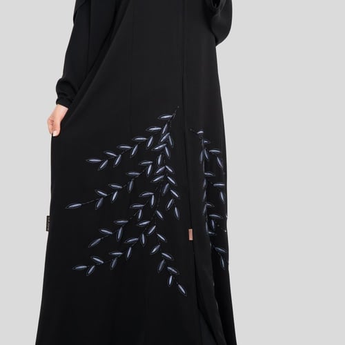 عباية ناعمة من الحرير مطرزة