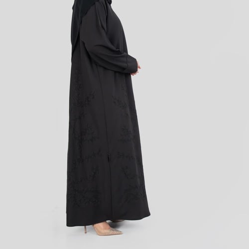 عباية مطرزة من الكريب