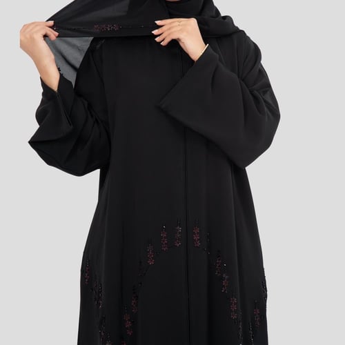 عباية بقماش من الحرير مطرزة