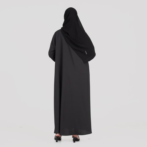 عباية من قماش الكريب الفاخر مطرزة