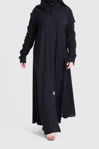 عباية من الكريب مزينة بكسرات على الاكمام