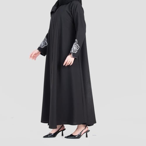 عباية من قماش الكريب بتطريز على الاكمام