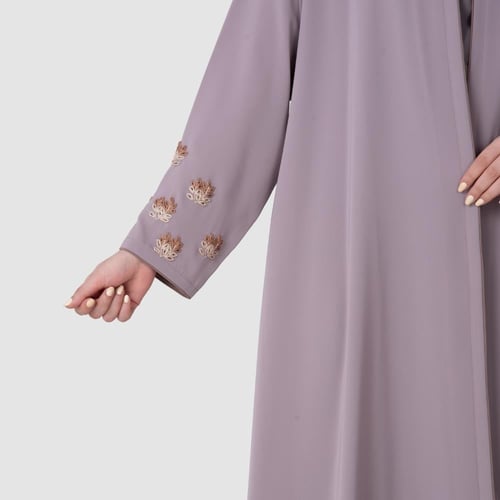 عباية لف حريرية مطرزة على الأكمام