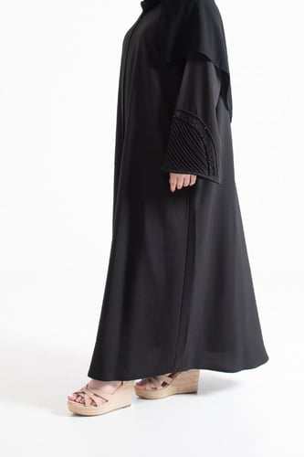 عباية من الكريب بتطريز على الاكمام