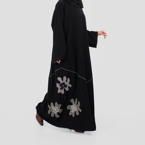 عباية ناعمة من الحرير مطرزة