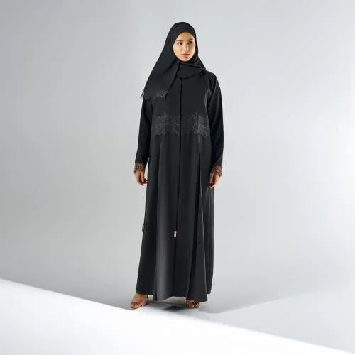 عباية من الكريب بدانتيل على الاكمام