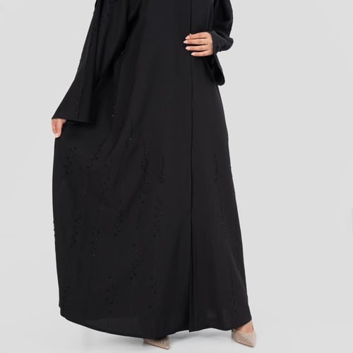 عباية من الكريب مزينة بتطريز ناعم