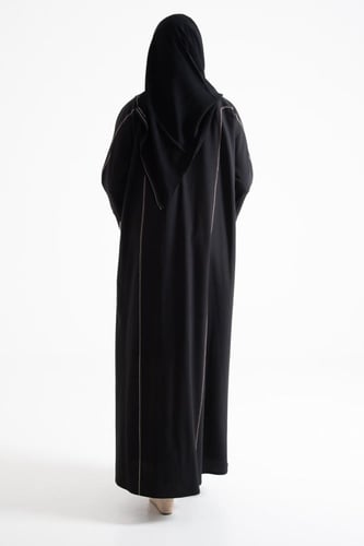 عباية من قماش الحرير مطرزة على الاكمام