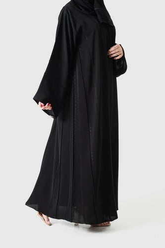 عباية ناعمة مزينة بتطريز خطوط طولية ناعمة