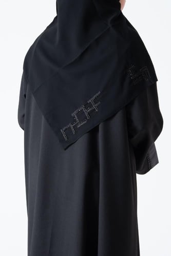 عباية من الكريب مطرزة