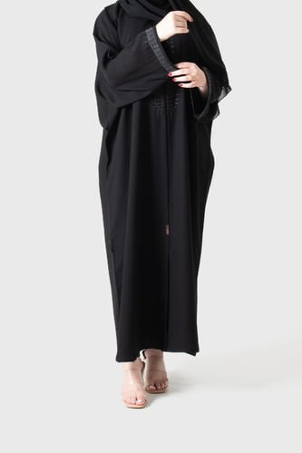 عباية بشت من قماش الكريب مطرزة