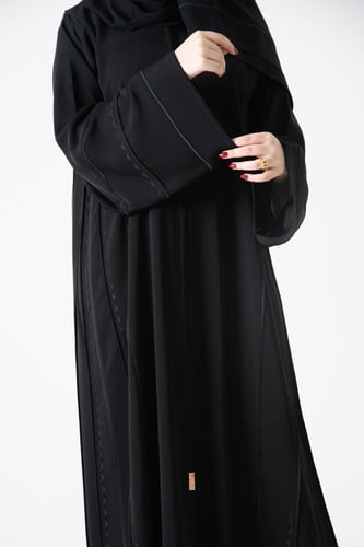 عباية ناعمة مزينة بتطريز خطوط طولية ناعمة