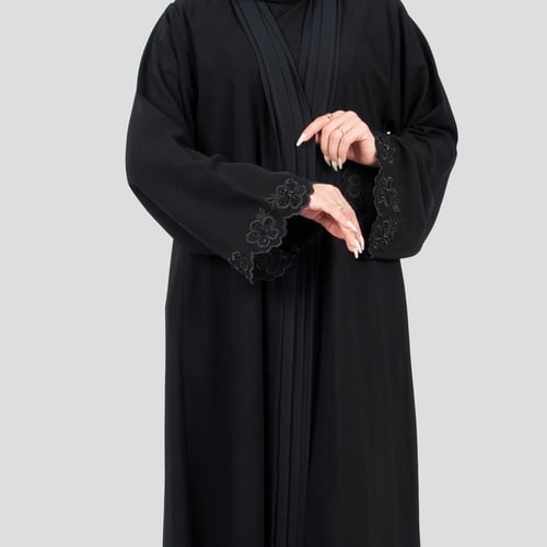 عباية بقماش من الحرير مطرزة