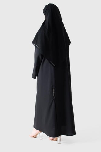 عباية من قماش الكريب مطرزة