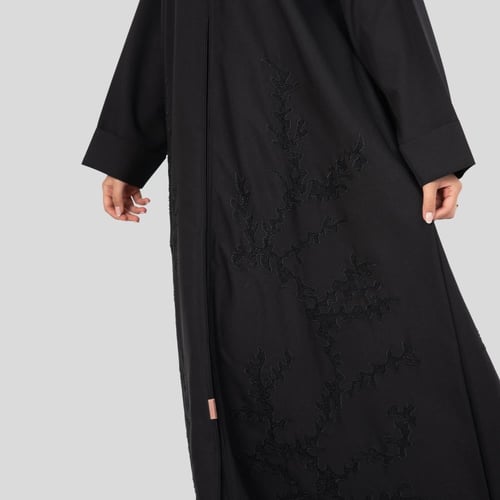 عباية مطرزة من الكريب