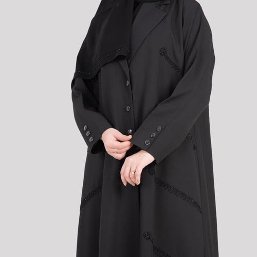 عباية من قماش الكريب الفاخر مطرزة