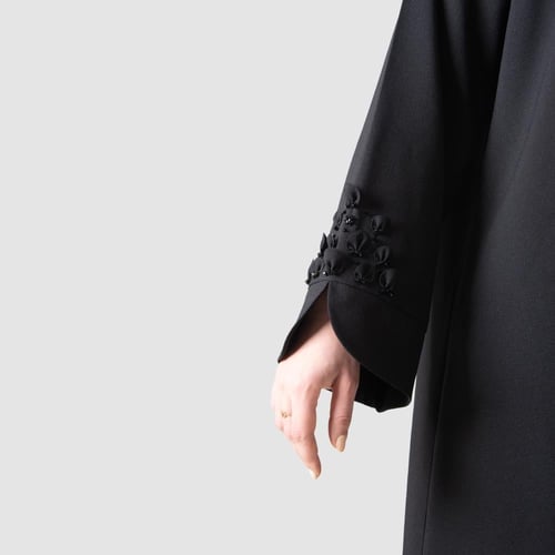 عباية من قماش الكريب مطرزة