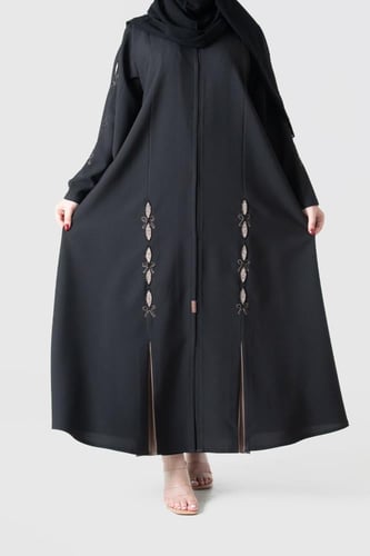 عباية من الكريب مطرزة