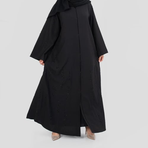 عباية من الكريب مزينة بتطريز ناعم