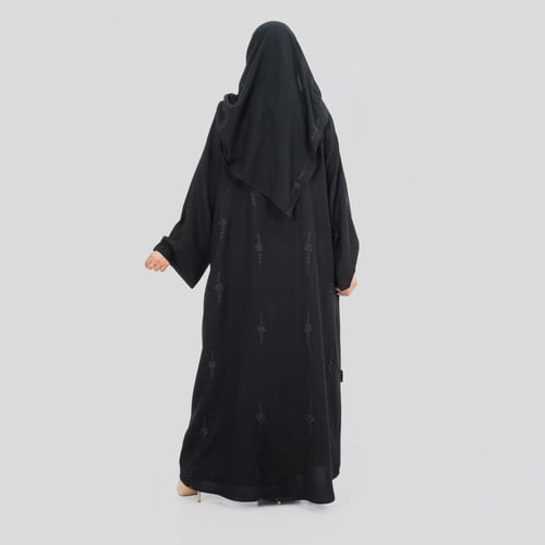 عباية مزينة بتطريز ناعم وانيق