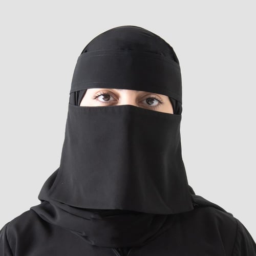 نقاب قصير بطبقة داخلية ساتان