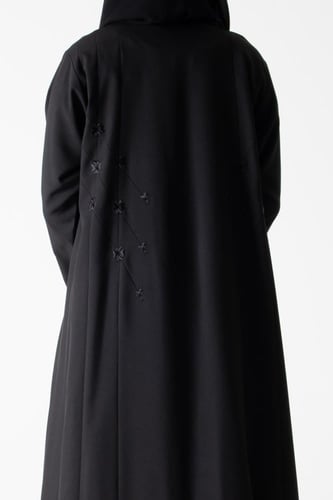 عباية لف من قماش الكريب بتطريز ناعم