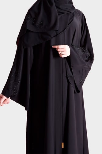 عباية بتطريز ناعم على الأكمام