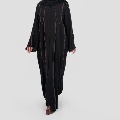 عباية ناعمة من الحرير مزينة بكسرات باللون البني