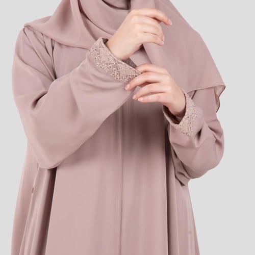 عباية كلوش مزينة بتطريز على الاكمام