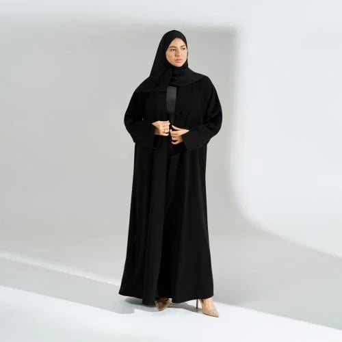 عباية من قماش باربي مزينة بتطريز ورود بارزة
