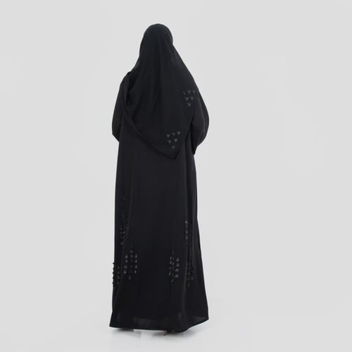 عباية من الكريب مطرزة