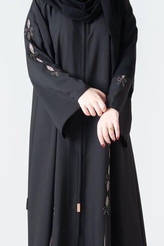 عباية من الكريب مطرزة