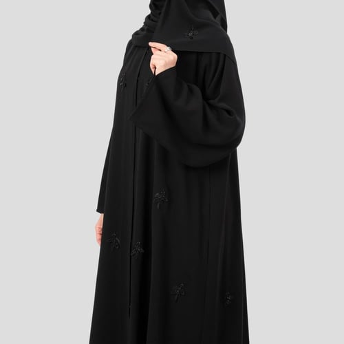 عباية من قماش الكريب بالورد المنثور