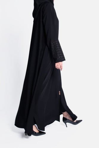 عباية بتطريز ناعم على الأكمام